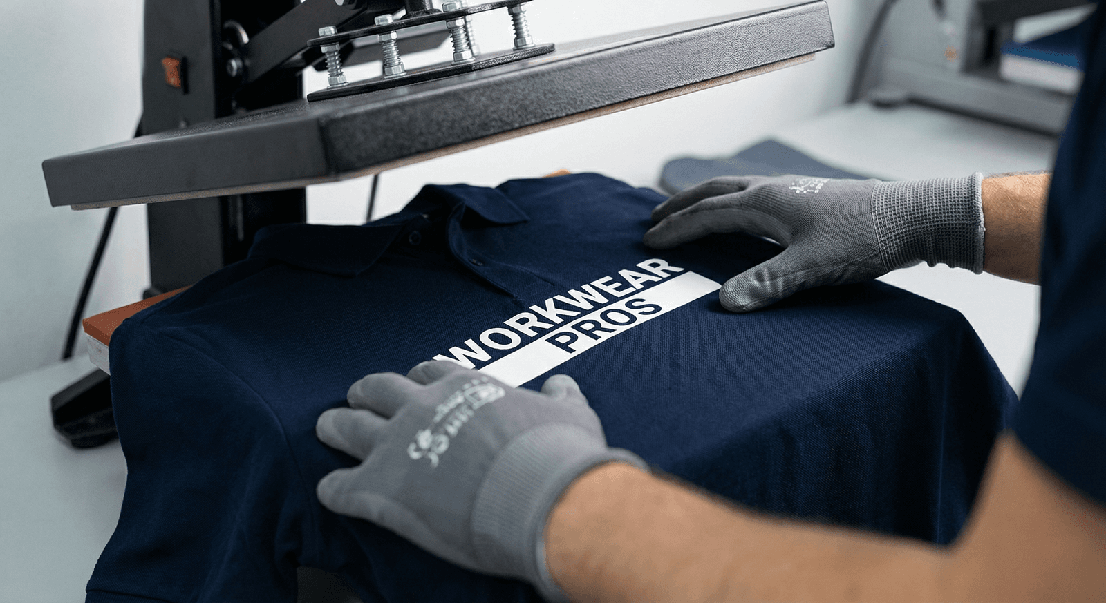 Marquage flex sur polo professionnel en atelier, application vinyle thermocollant